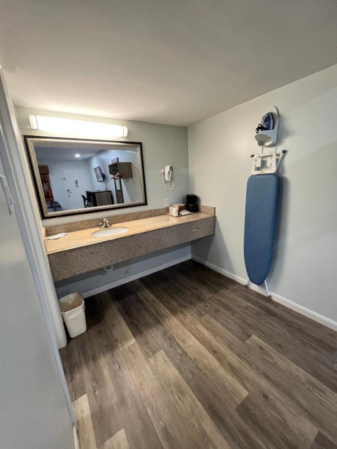 Continental Inn And Suites Nacogdoches Tx Sfa University Downtown Luaran gambar