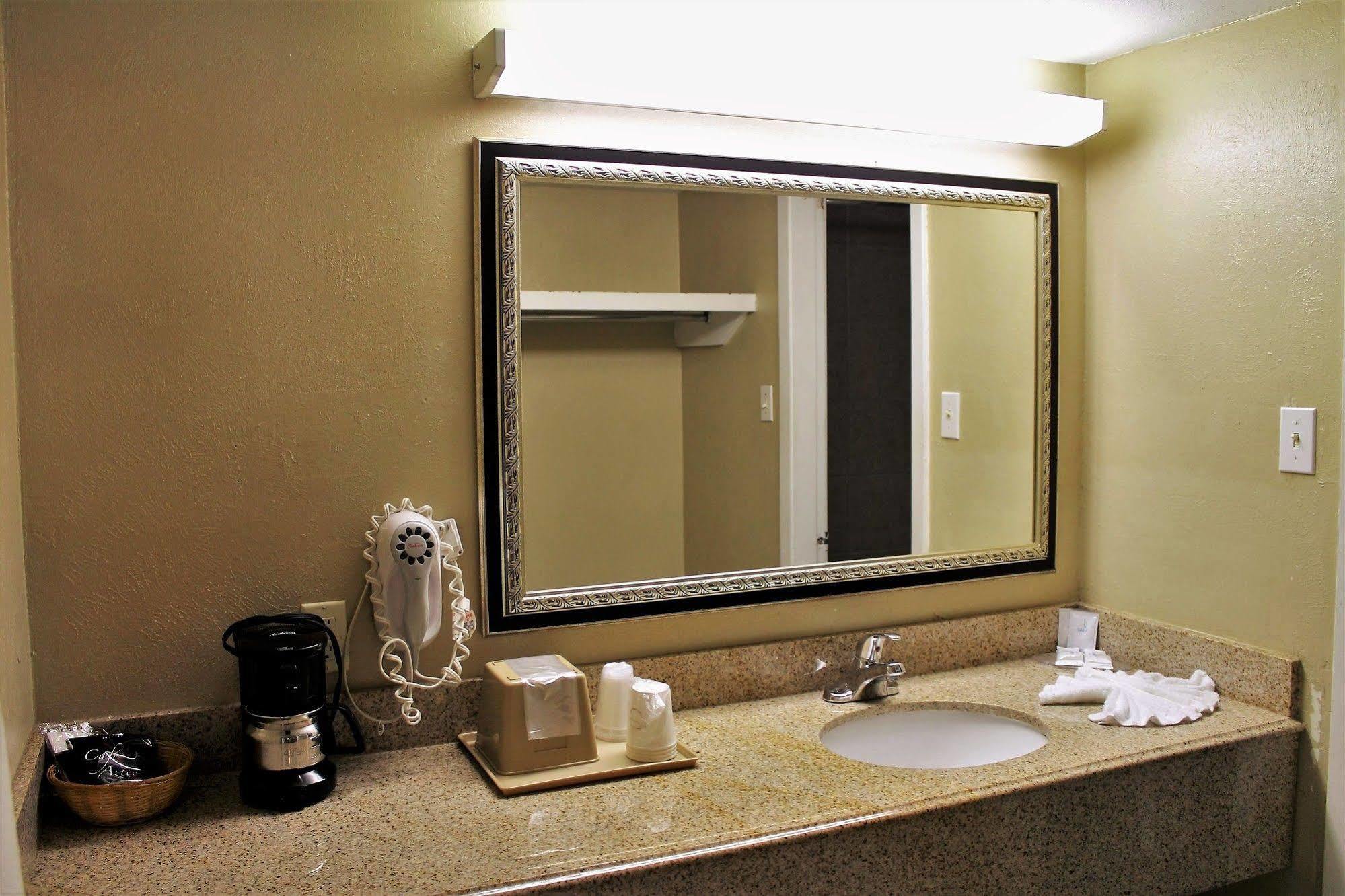 Continental Inn And Suites Nacogdoches Tx Sfa University Downtown Luaran gambar